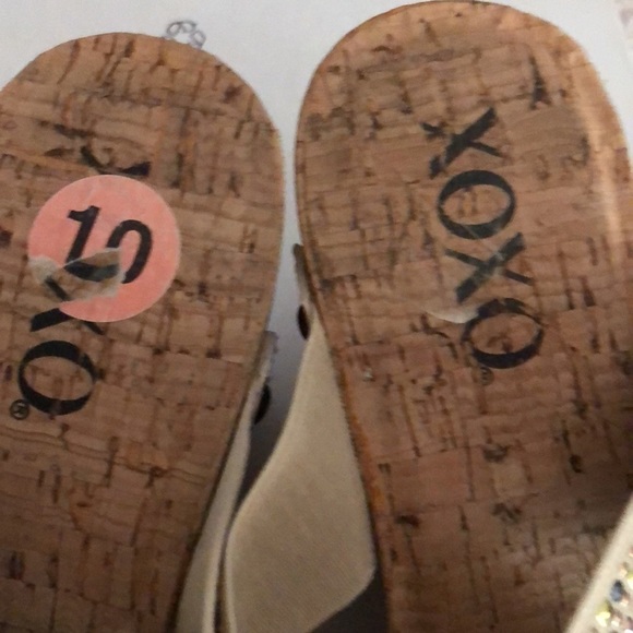 XOXO size 10 ivory tan stretch platform slides with studs stretch fabric upper - Picture 6 of 8